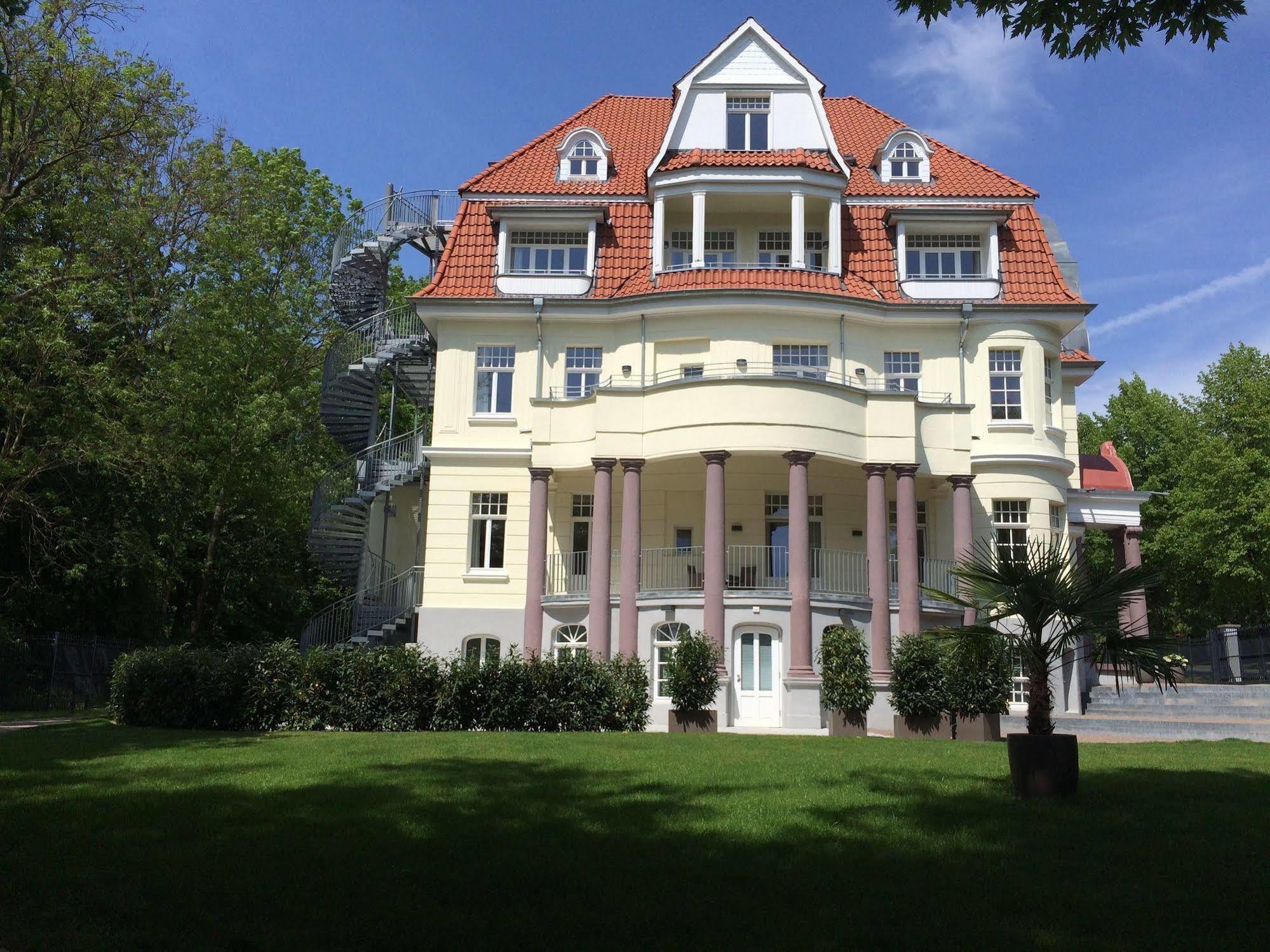 Appartements Am Kurpark Bad Pyrmont Exterior photo